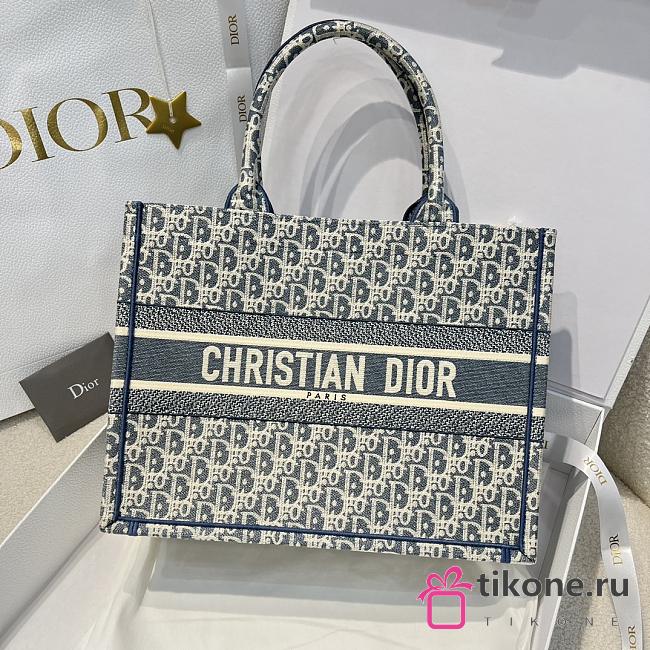 Medium Dior Book Tote Blue Dior Oblique Chambray Effect Embroidery - 36x27.5x16.5cm - 1