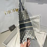 Medium Dior Book Tote Blue Dior Oblique Chambray Effect Embroidery - 36x27.5x16.5cm - 4