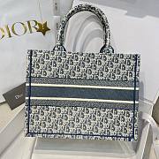Medium Dior Book Tote Blue Dior Oblique Chambray Effect Embroidery - 36x27.5x16.5cm - 5