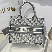 Medium Dior Book Tote Blue Dior Oblique Chambray Effect Embroidery - 36x27.5x16.5cm - 2
