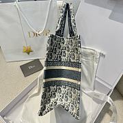Small Dior Book Tote Blue Dior Oblique Chambray Effect Embroidery - 26.5x22x14cm - 3