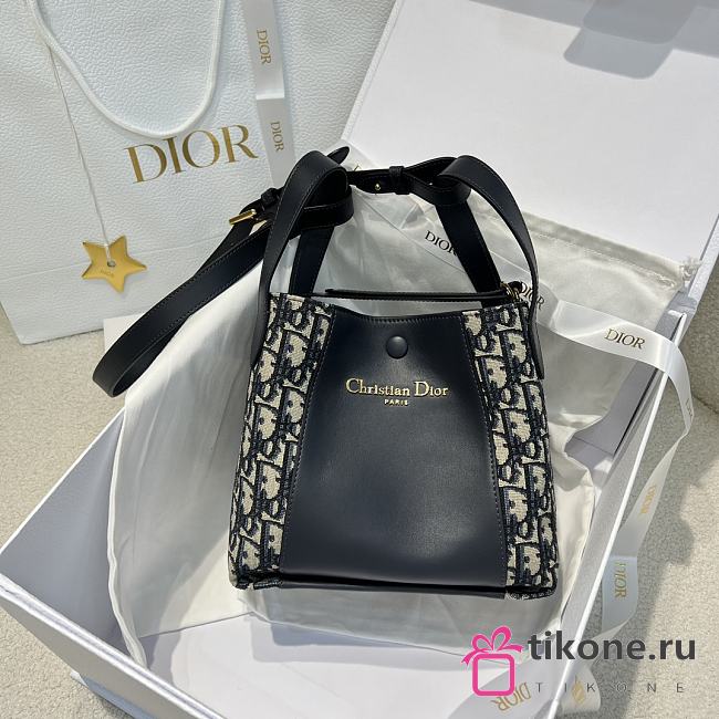 Small Signature Bucket Bag Blue Dior Oblique Jacquard and Smooth Calfskin - 21x19x11cm - 1
