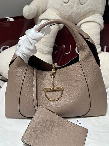 Gucci Softbit Maxi Shoulder Bag Taupe Grainy Leather - 46x26x16cm