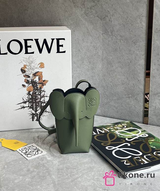 Loewe Elephant Pocket in Classic Calfskin Green - 18x8x4cm - 1