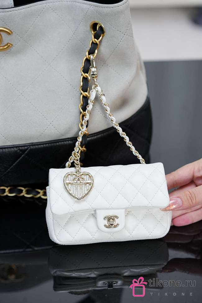 Chanel Classic Mini Bag with Hook Lambskin White - 19x11x7cm - 1