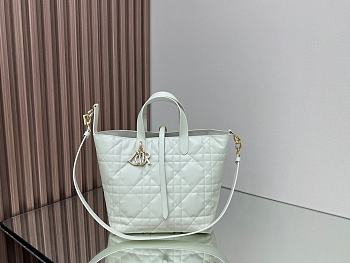 Medium Dior Toujours Vertical Tote Bag White Macrocannage Calfskin - 23x24x16cm