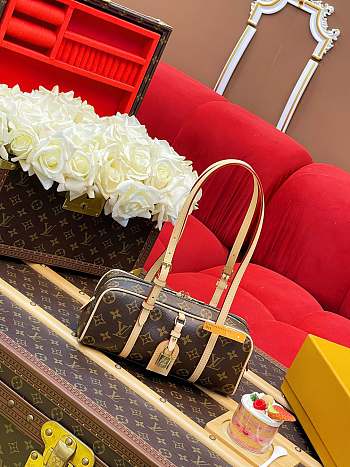 LV Hang On Monogram M47031 - 26x11.5x6.5cm