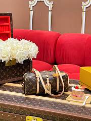 LV Hang On Monogram M47031 - 26x11.5x6.5cm - 2