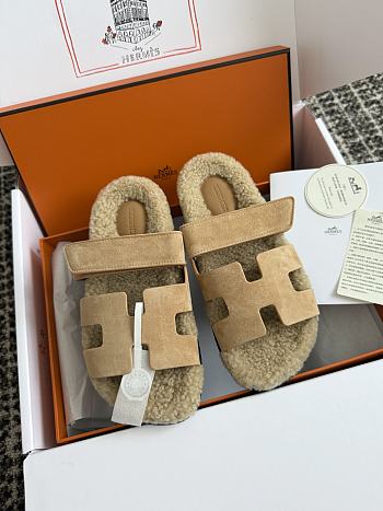 Hermes Chypre Sandal Shearling In Suede Beige 