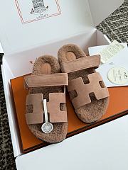 Hermes Chypre Sandal Shearling In Suede Rose Aube - 5