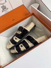Hermes Chypre Sandal Shearling In Shiny Crumpled Calfskin Black - 2