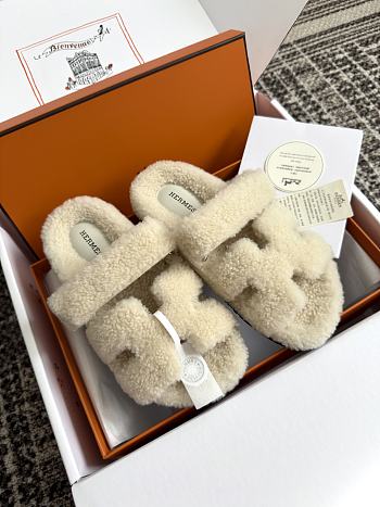 Hermes Chypre Sandal Shearling In Beige