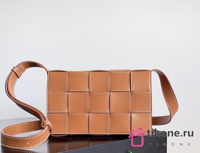 Bottega Veneta Cassette in Deep Brown - 23x15x5cm - 1