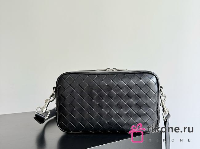 Bottega Veneta Small Intrecciato Camera Bag in Black - 24.5x15x6cm - 1