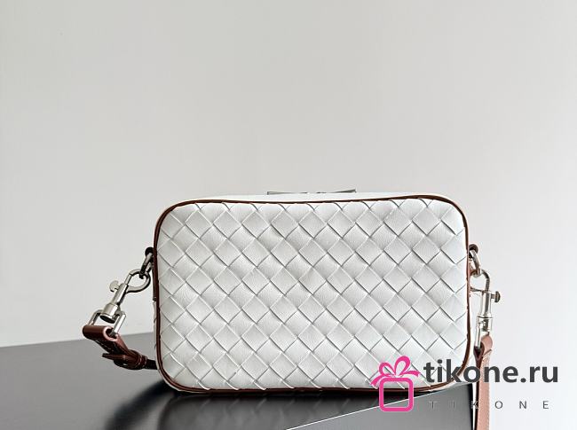 Bottega Veneta Small Intrecciato Camera Bag in Natural - 24.5x15x6cm - 1