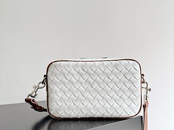 Bottega Veneta Small Intrecciato Camera Bag in Natural - 24.5x15x6cm