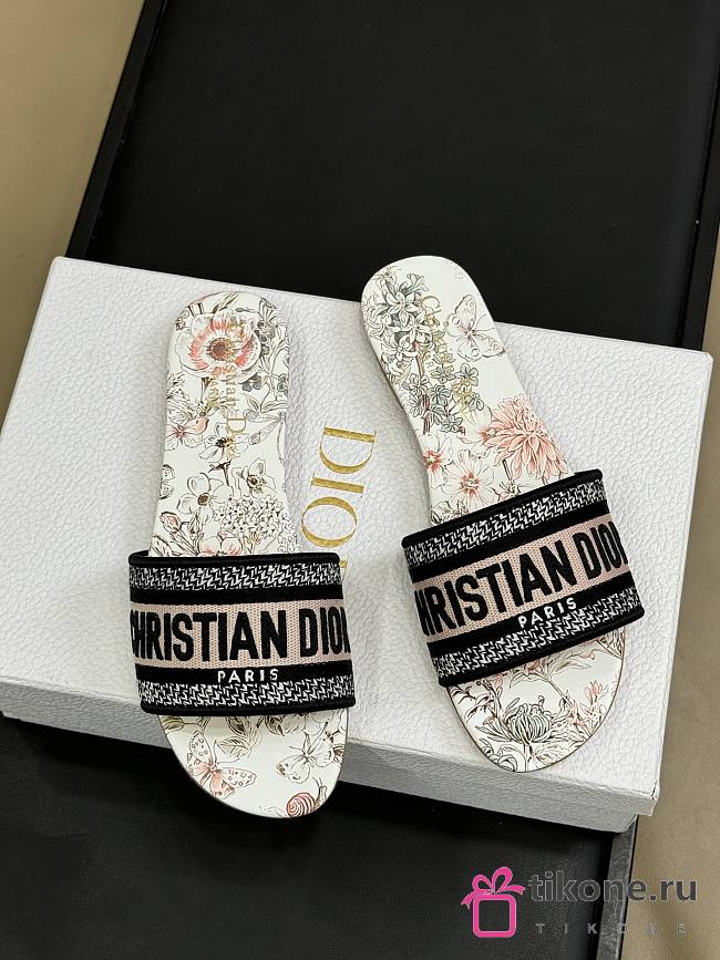 Dior Lucky Dway Slide Embroidered Cotton and Rose des Vents Pink Flowers Calendar Allover - 1