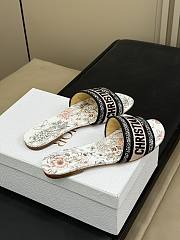 Dior Lucky Dway Slide Embroidered Cotton and Rose des Vents Pink Flowers Calendar Allover - 2