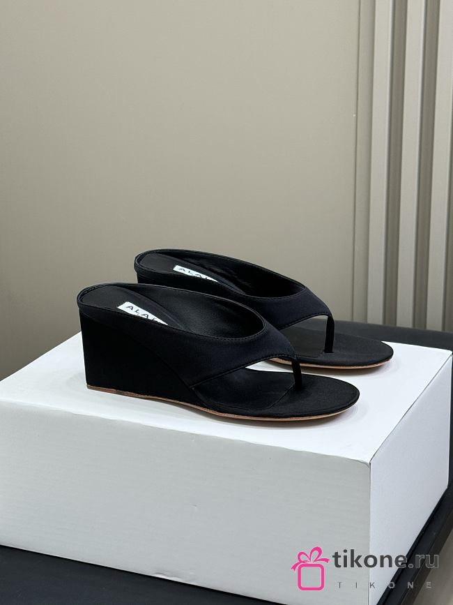 Alaia Cube Thong Mules In Satin Black 75mm - 1