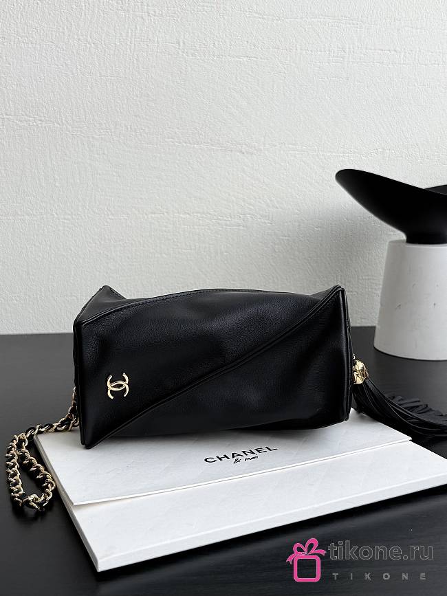 Chanel Clutch With Chain Lambskin & Gold Tone Metal Black - 18x9x9cm - 1