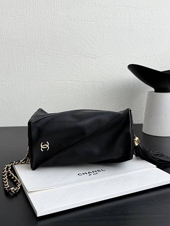 Chanel Clutch With Chain Lambskin & Gold Tone Metal Black - 18x9x9cm