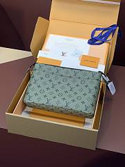 LV Pochette Voyage Souple Green M82800 - 30x21x7.5cm - 2