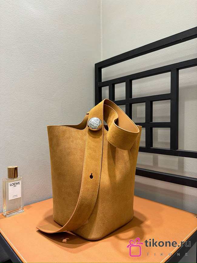 Loewe Large Pebble Bucket Bag In Suede Calfskin Tobacco - 33x28x28cm - 1