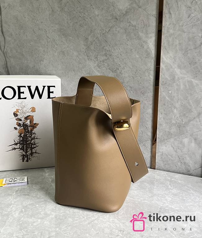 Loewe Medium Pebble Bucket In Smooth Calfskin Oak - 28x24.5x23.5cm - 1