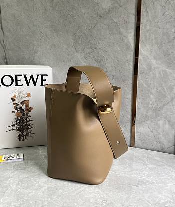 Loewe Medium Pebble Bucket In Smooth Calfskin Oak - 28x24.5x23.5cm