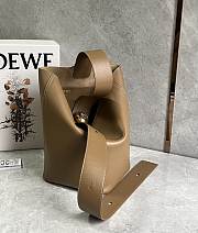 Loewe Medium Pebble Bucket In Smooth Calfskin Oak - 28x24.5x23.5cm - 2