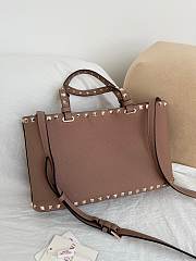 VLTN Rockstud Small Shopping Bag In Grainy Calfskin Poudre - 32x29x7cm - 5