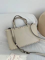 VLTN Rockstud Small Shopping Bag In Grainy Calfskin Cream - 32x29x7cm - 5