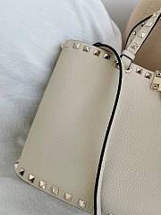 VLTN Rockstud Small Shopping Bag In Grainy Calfskin Cream - 32x29x7cm - 3
