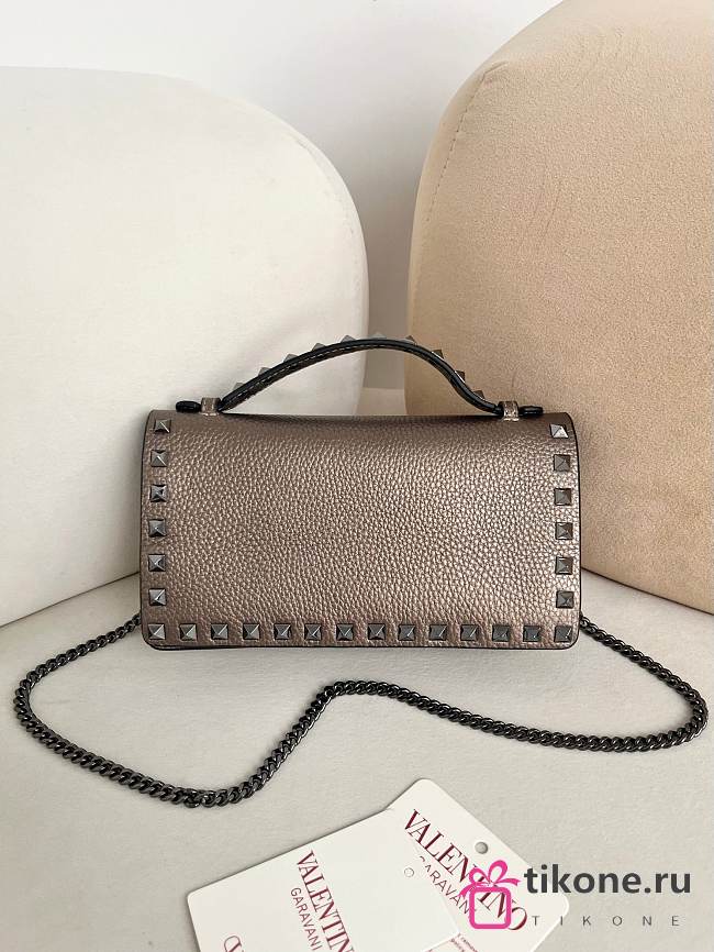 VLTN Rockstud Wallet With Chain In Grainy Calfskin Taupe Metallic - 21x10.5x4cm - 1