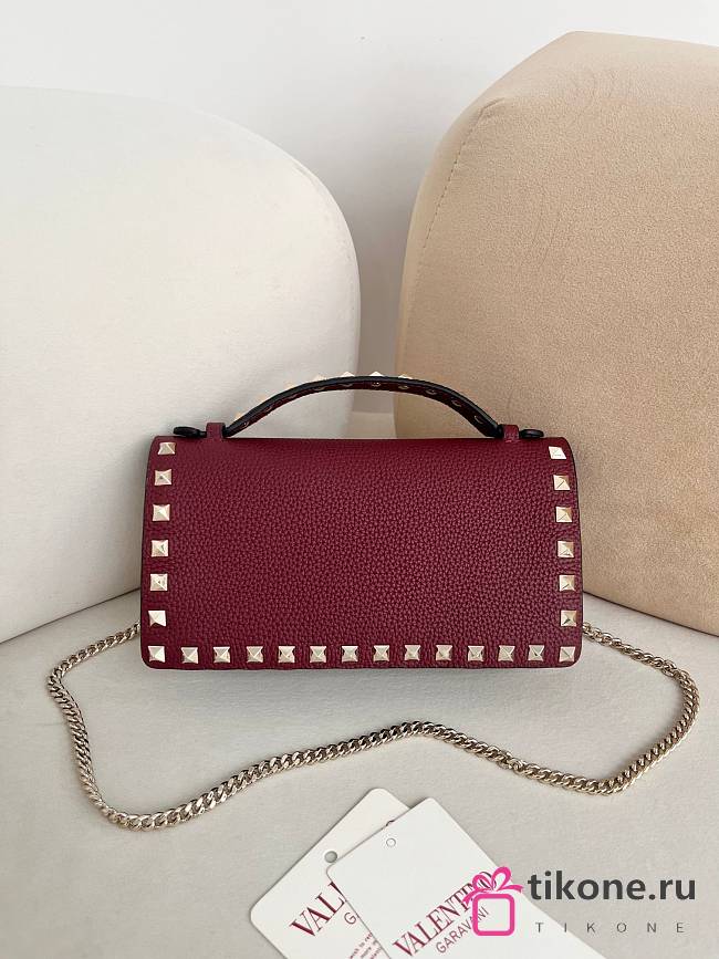VLTN Rockstud Wallet With Chain In Grainy Calfskin Red - 21x10.5x4cm - 1