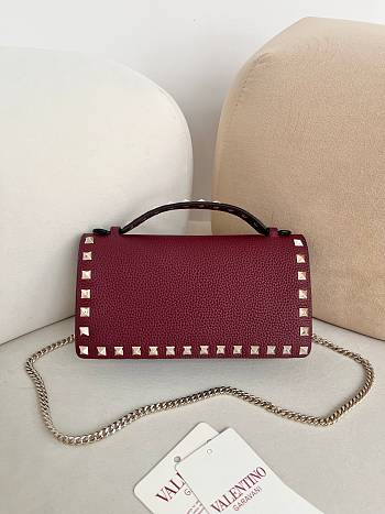 VLTN Rockstud Wallet With Chain In Grainy Calfskin Red - 21x10.5x4cm