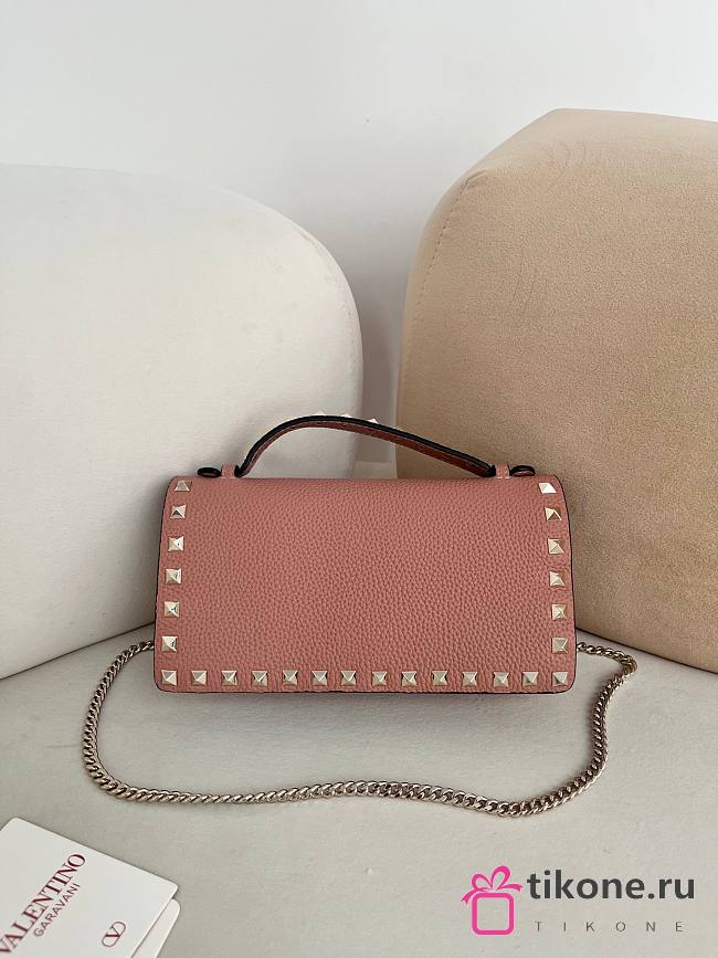 VLTN Rockstud Wallet With Chain In Grainy Calfskin Pink - 21x10.5x4cm - 1