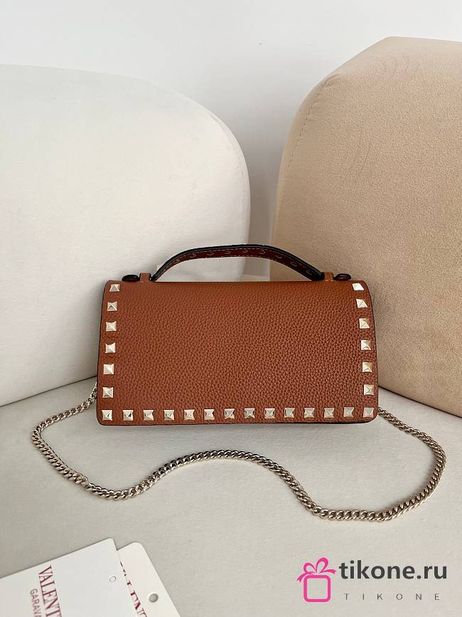 VLTN Rockstud Wallet With Chain In Grainy Calfskin Brown - 21x10.5x4cm - 1