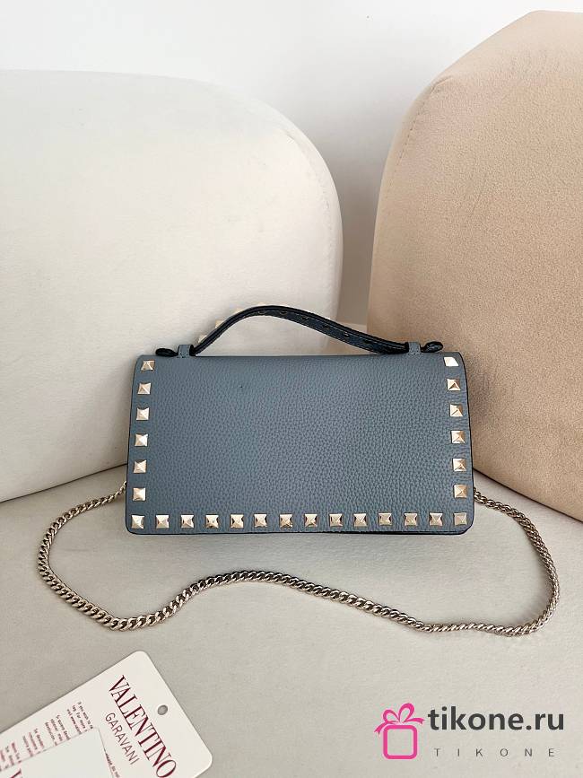 VLTN Rockstud Wallet With Chain In Grainy Calfskin Blue - 21x10.5x4cm - 1