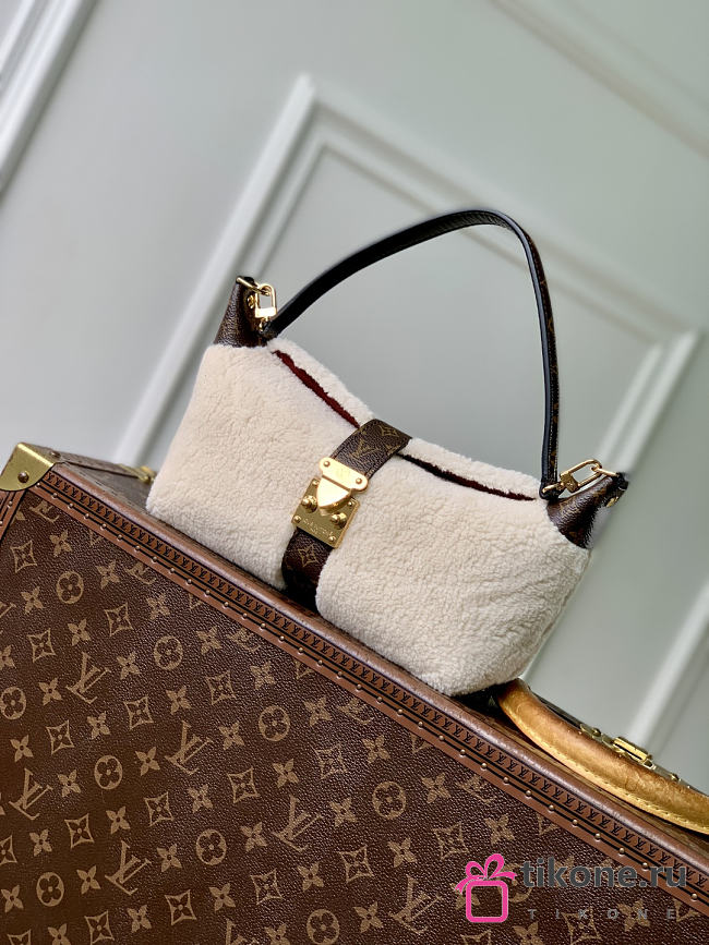 LV Ski Pochette Mia Monogram Shearling M26245 - 22x14.5x8 - 1