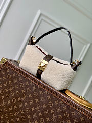 LV Ski Pochette Mia Monogram Shearling M26245 - 22x14.5x8 - 1