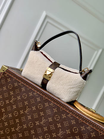 LV Ski Pochette Mia Monogram Shearling M26245 - 22x14.5x8