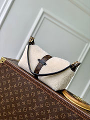 LV Ski Pochette Mia Monogram Shearling M26245 - 22x14.5x8 - 6