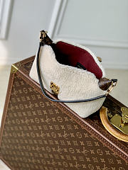 LV Ski Pochette Mia Monogram Shearling M26245 - 22x14.5x8 - 4