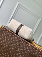 LV Ski Pochette Mia Monogram Shearling M26245 - 22x14.5x8 - 3