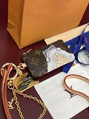 LV Travels With Grace Coddington Phone Holder M25919 - 12x6.5x1cm - 4