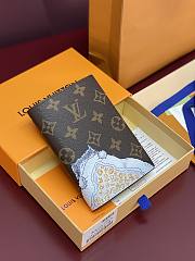 LV Travels With Grace Coddington Passport Cover M25753 - 14x10x2.5cm - 1