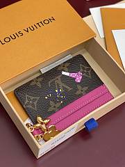 LV Vivienne Winter Pite Cartes LV Charms Monogram Snowy Pearl M15332 - 10.2x0.3x7.3cm - 6