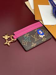 LV Vivienne Winter Pite Cartes LV Charms Monogram Snowy Pearl M15332 - 10.2x0.3x7.3cm - 3