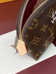LV Vivienne Winter Pochette Cosmetique PM Monogram Snowy Pearl M15359 - 19x12×6cm - 4